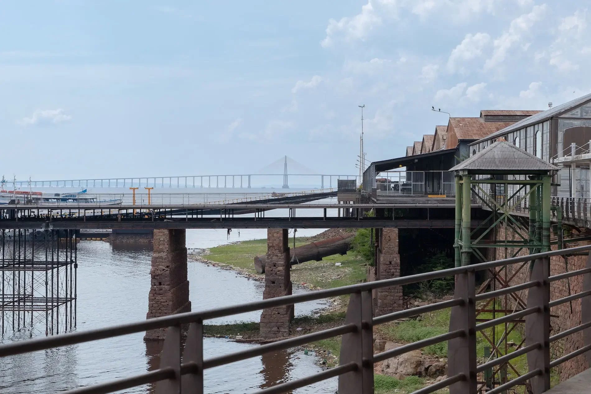 Dürre am Hafen von Manaus