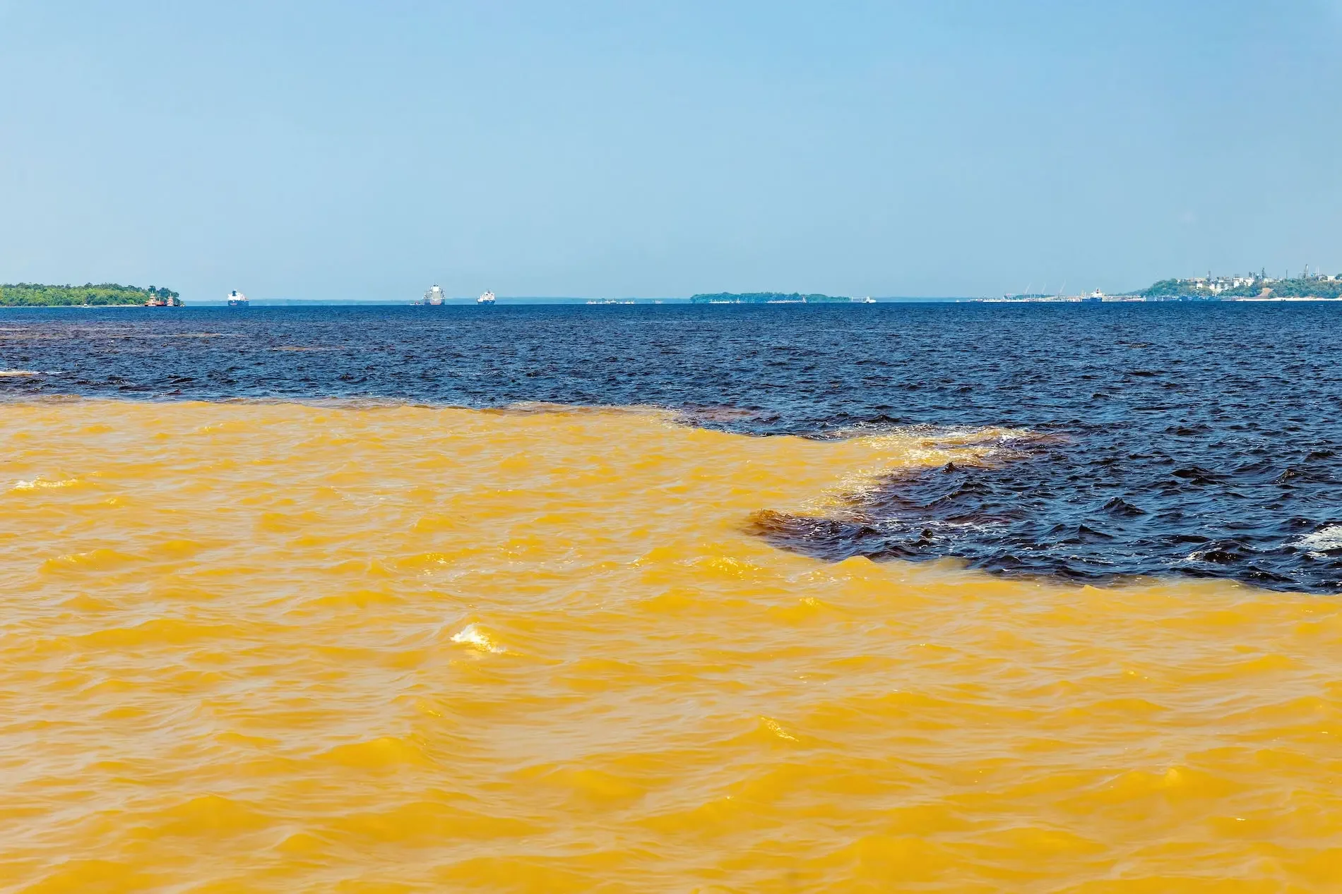 Zusammenfluss von Amazonas und Rio Negro Zusammenfluss von Amazonas und Rio Negro