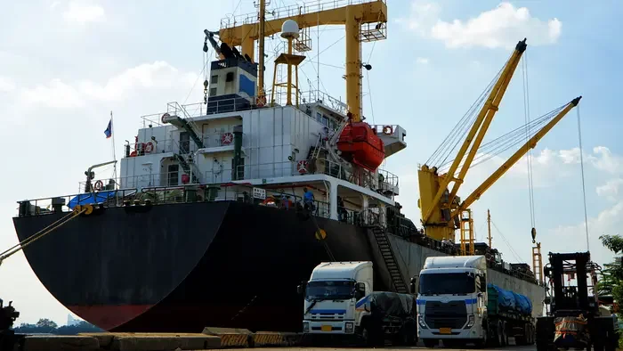 Verladung von Schwergut und Industrieanlagen auf ein Spezialschiff im Hafen durch Transway Projektlogistik