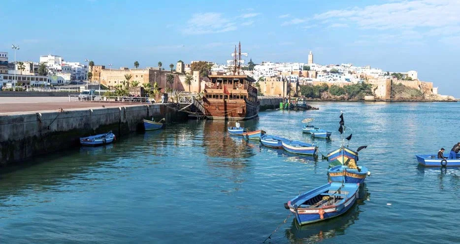 Blick auf den Hafen von Rabat in Marokko mit Fischerbooten im Vordergrund und der historischen Altstadt im Hintergrund. Blick auf den Hafen von Rabat in Marokko mit Fischerbooten im Vordergrund und der historischen Altstadt im Hintergrund.